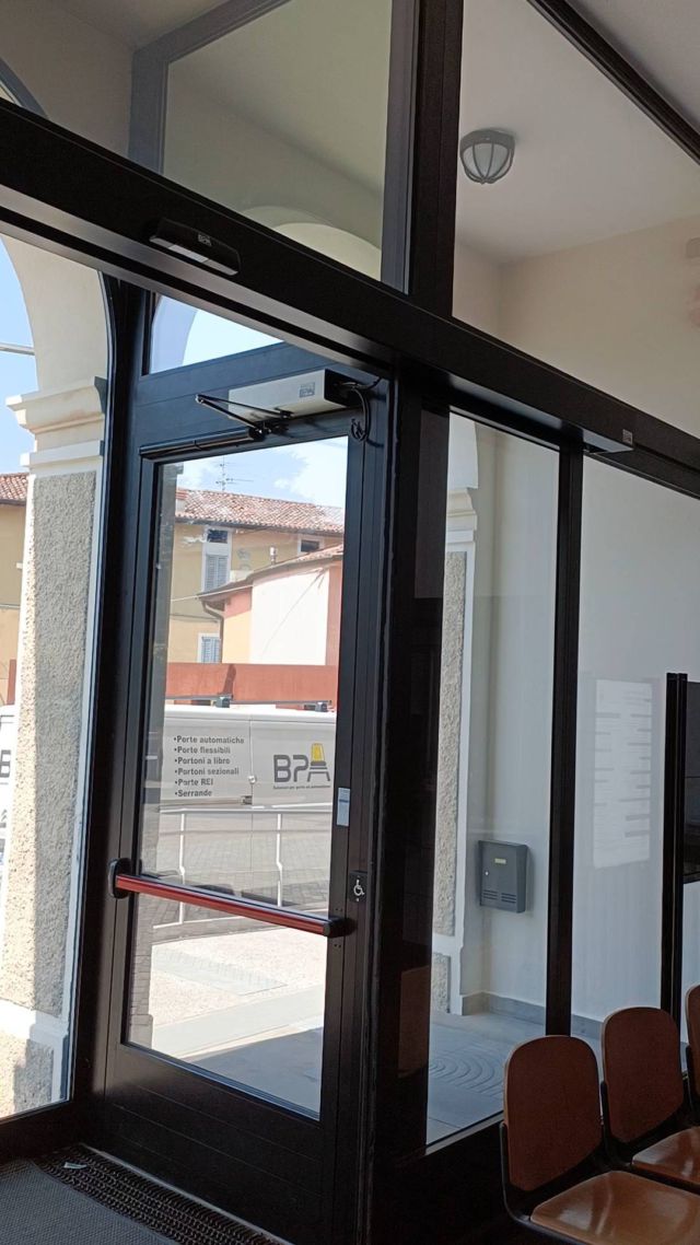 Uscita di emergenza agevolata per disabili? È possibile. 
Motorizzazione a braccio, pulsante no touch, maniglione antipanico motorizzato e sicurezze anti schiacciamento. #bpasrl #porteautomatiche
