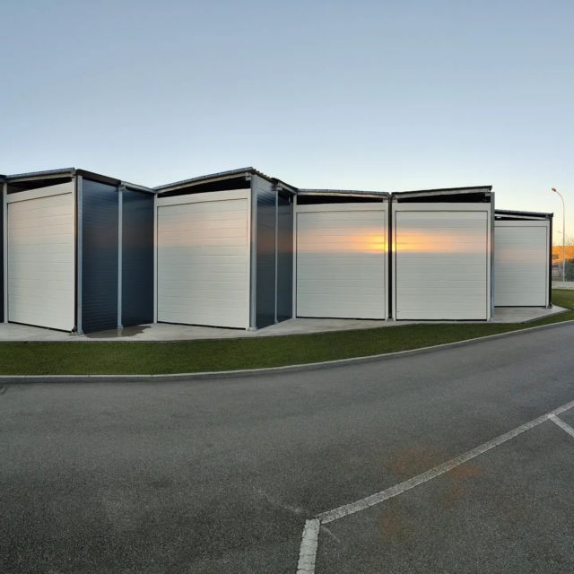 Box parcheggio camper con portone sezionale motorizzato #bpasrl #portonisezionali #boxcamper